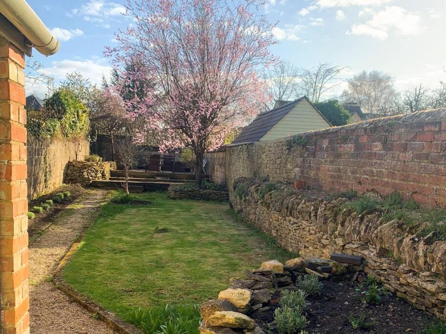 Cosy Cottage In Moreton-In-Marsh Exterior photo